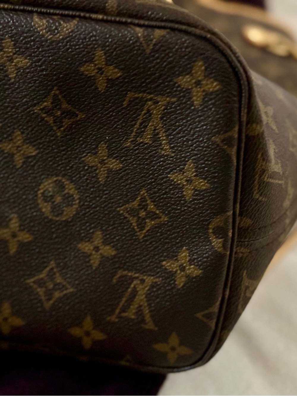 Louis Vuitton Neverfull MM - Picture 7 of 13